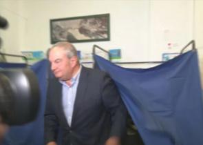 Εκλογές 2023: Ψήφισε ο πρώην πρωθυπουργός Κώστας Καραμανλής