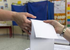 ΥΠΕΣ: Στις 21:00 το 80% του εκλογικού αποτελέσματος