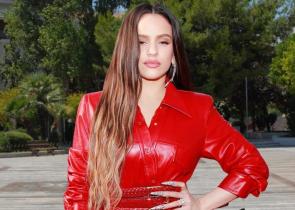 Rosalia: Αυτοανακηρύχθηκε «Rosalia de Grecia», μίλησε ελληνικά στη συναυλία της και αποθεώθηκε