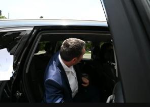 Αποχώρησε ιδεολογικά αποσυνάγωγος, προσωπικά απαξιωμένος και τρις ηττημένος