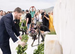 Νίκος Ανδρουλάκης στο Δίστομο: «Έχουμε χρέος να διεκδικήσουμε τις γερμανικές επανορθώσεις. Για εμάς είναι ένα εθνικό ζήτημα και θα αγωνιστούμε με κάθε πολιτικό και νομικό μέσο»