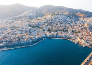 Condé Nast Traveler: Ποιο νησί στο Αιγαίο είναι στις 20 καλύτερες παραθαλάσσιες ευρωπαϊκές πόλεις