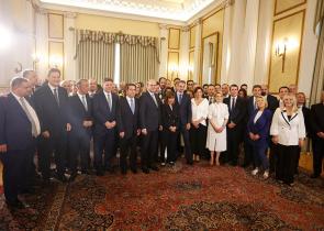 Ορκίστηκε η νέα κυβέρνηση (εικόνες)