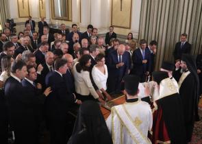 Όπου λαλούν πολλοί κοκκόροι αργεί να ξημερώσει