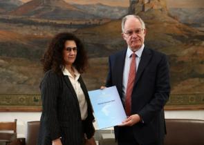 Εκλογές: Η Καλλιόπη Σπανού παρέδωσε τα τελικά αποτελέσματα στον Κώστα Τασούλα