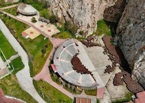 Οριστικά στους πολίτες τα θέατρα Βράχων, Βύρωνα και Υμηττού με απόφαση της Κυβέρνησης