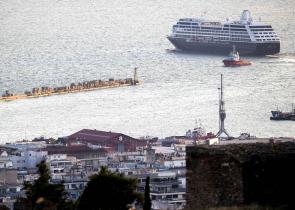 Θεσσαλονίκη: Δύο κρουαζιερόπλοια στο λιμάνι - Υποδοχή των τουριστών με συρτάκι και κουλούρι
