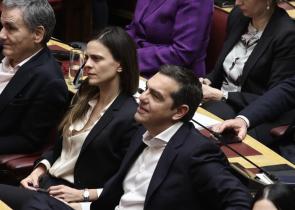 Ο παραιτημένος Τσίπρας, το «δαχτυλίδι» στην Αχτσιόγλου και οι πραιτωριανοί