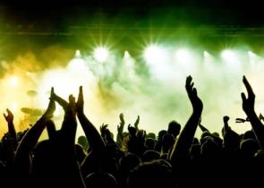 Πώς το FOMO «χτύπησε» τον Έλληνα (το καλοκαίρι της συναυλίας του μεσήλικα)