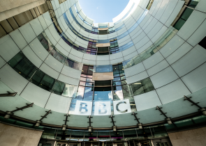 BBC: Σε αναστολή παρουσιαστής που πλήρωνε ανήλικο για γυμνές φωτογραφίες