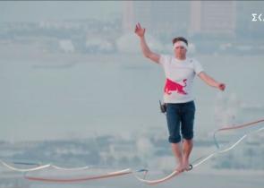 Πρωταθλητής slackline ισορροπεί σε ύψος 95 μέτρων