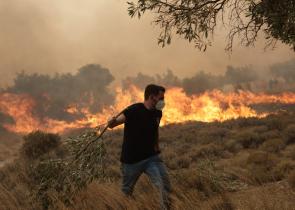 Πυροσβεστική: Αναζωπυρώσεις σε Δυτική Αττική, Ρόδο και Λακωνία – 79 φωτιές σε όλη την Ελλάδα