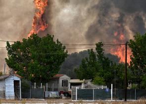 Ανεξέλεγκτη η φωτιά στο Λουτράκι - Υπό έλεγχο το μέτωπο στα διυλιστήρια