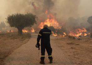 Φωτιά στη Δυτική Αττική: Μεγάλη αναζωπύρωση μεταξύ Μάνδρας και Μεγάρων