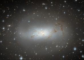 Στο μικροσκόπιο του Hubble γειτονικός γαλαξίας