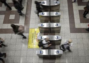 Σε ισχύ το tap2ride στα Μέσα Μαζικής Μεταφοράς – Πώς η τραπεζική κάρτα μπορεί να αντικαταστήσει τα εισιτήρια