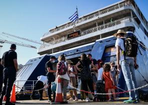 Γεμάτα φεύγουν τα πλοία για τα νησιά του Αιγαίου - Η τουριστική κίνηση στα ελληνικά νησιά