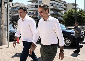 Στο Συντονιστικό Κέντρο Επιχειρήσεων ο Κυριάκος Μητσοτάκης