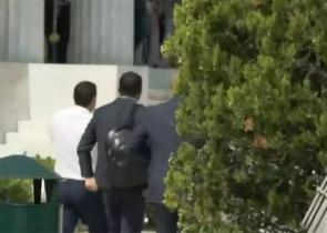 Από την πίσω πόρτα μπήκε στη Βουλή για την ορκωμοσία ο Αλέξης Τσίπρας
