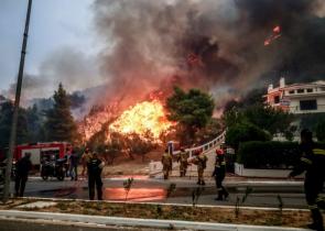 Καίγεται η Πάρνηθα: Καταστράφηκαν σπίτια, εκκενώθηκαν οικισμοί, στον Εθνικό Δρυμό οι φλόγες