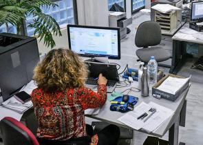 Δημόσιο: Αυξήσεις μισθών και αναδρομικά 11 μηνών - Οι δικαιούχοι
