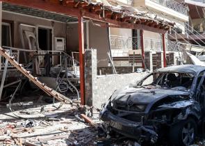 Ασπρόπυργος: Βομβαρδισμένο τοπίο μετά την ισχυρή έκρηξη – Σοβαρές ζημιές σε σπίτια και αυτοκίνητα (Photos)