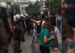 Ένταση στην Ευελπίδων ανάμεσα σε οπαδούς της ΑΕΚ και την Aστυνομία