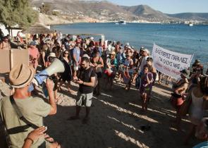 Daily Mail για το «Κίνημα της Πετσέτας»: Θυμωμένοι Έλληνες κατά όσων τους κλέβουν τις παραλίες