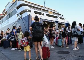 Δεκαπενταύγουστος: Πάνω από 50.000 ταξιδιώτες έφυγαν χθες - Αδειάζει η Αττική
