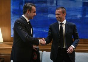 Σύσκεψη Μητσοτάκη με τους προέδρους UEFA, Ολυμπιακού, Παναθηναϊκού ΑΕΚ, ΠΑΟΚ στο Μαξίμου για τους χούλιγκανς