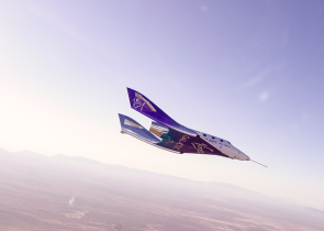 Virgin Galactic: Εκτόξευσε στο Διάστημα την πρώτη τουριστική πτήση
