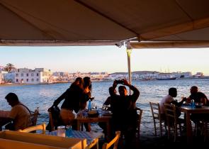 Έφοδος στις τουριστικές περιοχές από εφοριακούς και επιθεωρητές εργασίας