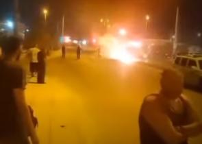 Πεδίο μάχης η λεωφόρος ΝΑΤΟ: Ομάδα ατόμων πυρπόλησε λεωφορείο - Συγκρούσεις με ΜΑΤ