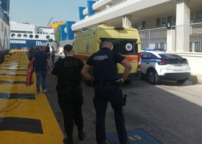 Πειραιάς: Τρεις συλλήψεις μετά την πτώση των δύο ναυτών στη θάλασσα