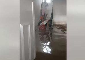 Συγκλονιστικό βίντεο: Διασώστης της ΕΜΑΚ απεγκλωβίζει μωράκι από πλημμυρισμένο σπίτι