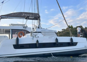 Ιστιοφόρο έπεσε σε βράχια στη Σκιάθο (Photos)