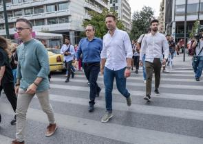 Ο Κασσελάκης κόβει βόλτες στην Αθήνα και χαιρετάει όλους σαν τον βουλευτή «Καλοχαιρέτα»