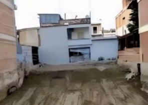 Λάρισα: Εκκενώθηκαν δύο πολυκατοικίες - Βγήκαν τα θεμέλια στον αέρα λόγω των πλημμυρών