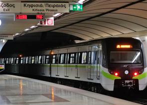 Μετρό: Κουκουλοφόροι πέταξαν καπνογόνα και απείλησαν τους επιβάτες