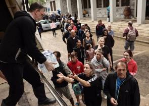 «Πλαφόν» στην τιμή πώλησης εμφιαλωμένου νερού για τη Θεσσαλία - Τσουχτερά πρόστιμα