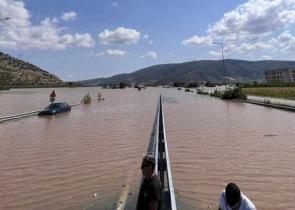 Τεράστιος όγκος νερού εξαφάνισε την Εθνική Οδό Τρικάλων - Λάρισας