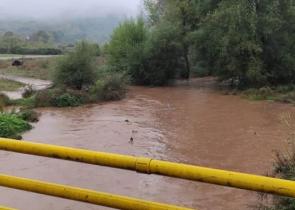 Συναγερμός στα Τρίκαλα: «Φουσκώνουν» χείμαρροι και ποτάμια