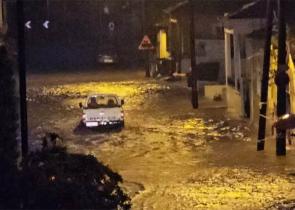 Τρίκαλα: Κεντρικός δρόμος μετατράπηκε σε ποτάμι μέσα σε μια ώρα βροχής
