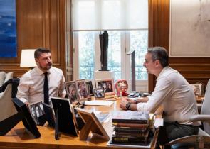 PM Mitsotakis visits Vyronas, expresses support for candidate governor Nikos Hardalias