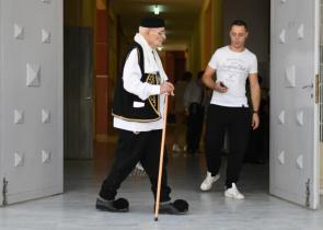 Ψηφοφόρος πήγε να ψηφίσει με τσαρούχια και γκλίτσα
