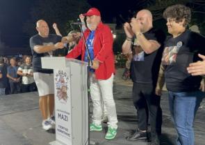 Δήμαρχος πανηγύρισε με καπέλο ΣΥΡΙΖΑ, μπλούζα Ν.Δ. και παπούτσια ΠΑΣΟΚ
