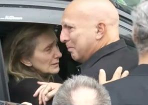Γιάννης Ιωαννίδης: Νίκος Γκάλης και Γιούλα Ιωαννίδη αγκαλιάζονται και ξεσπούν σε κλάματα