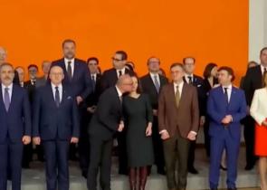 Σάλος με τον Κροάτη ΥΠΕΞ που προσπάθησε να φιλήσει τη Γερμανίδα ομόλογό του Μπέρμποκ (Βίντεο)