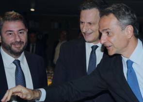 Χαμόγελα Ανδρουλάκη με Μητσοτάκη και υπουργούς στην εκδήλωση του ΤΕΕ (Εικόνες)