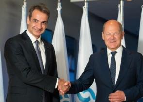 Economy, migration and the Middle East to dominate Mitsotakis-Scholz meeting in Berlin